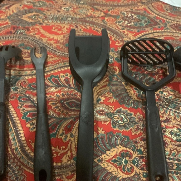 Bundle of 6 black kitchen utensils. Mixed brands. See photos for details. - Picture 9 of 16